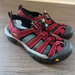 Women’s 8.5 Keen Hiking Sandles - EUC